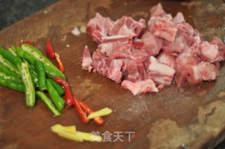 青辣椒炒排骨的做法步骤：1