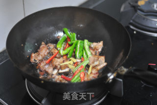 青辣椒炒排骨的做法步骤：7