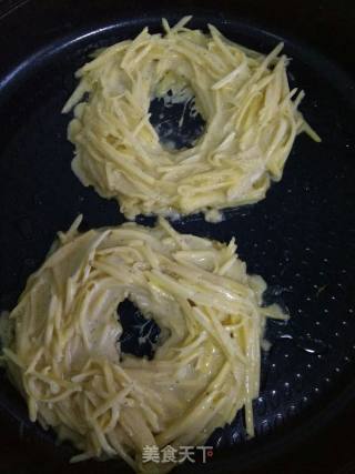 土豆鸡蛋饼的做法步骤：3
