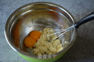 玫瑰花巧克力奶油小蛋糕的做法步骤：4