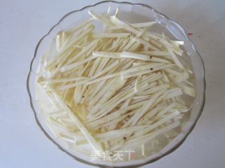 红椒炒薯丝的做法步骤：3