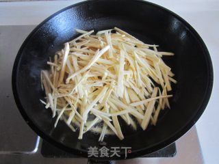 红椒炒薯丝的做法步骤：5