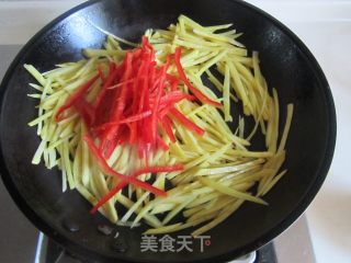 红椒炒薯丝的做法步骤：7