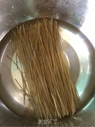 小鸡炖粉条的做法步骤：2