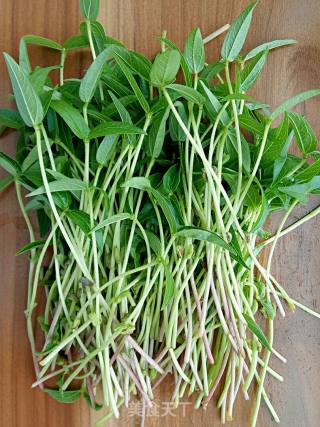 绿豆芽苗菜热汤面的做法步骤：2