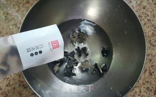 木耳烧茄子的做法步骤：1