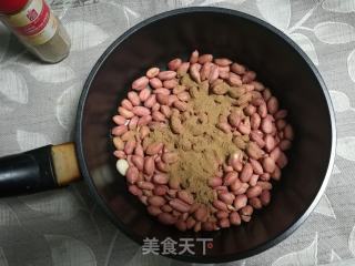 在家自制下酒零食五香花生米的做法步骤：2