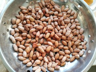 在家自制下酒零食五香花生米的做法步骤：4