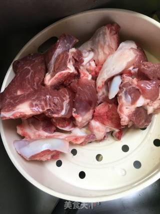 土豆筒骨汤的做法步骤：1
