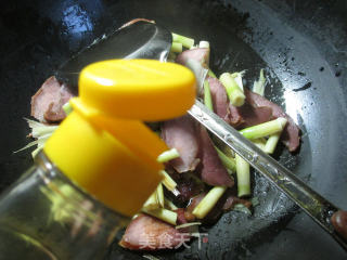 野山笋炒酱肉的做法步骤：5