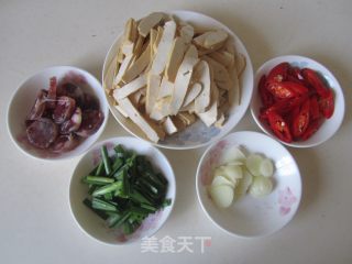香肠韭菜炒香干的做法步骤：1
