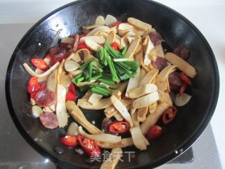香肠韭菜炒香干的做法步骤：8