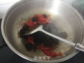 西红柿木耳炒鸡蛋的做法步骤：6