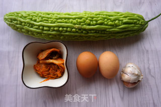 辣白菜鸡蛋炒苦瓜的做法步骤：1