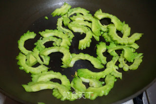 辣白菜鸡蛋炒苦瓜的做法步骤：3