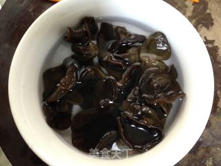 鱼香肉丝的做法步骤：1