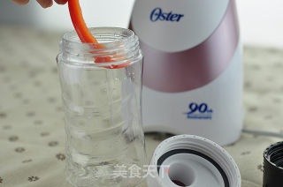 [Oster 女神食谱] 七日美肤系列之红椒番茄汁的做法步骤：1
