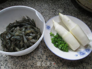 茭白炒河虾的做法步骤：1