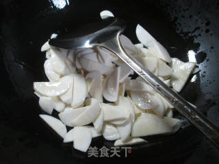 茭白炒河虾的做法步骤：3