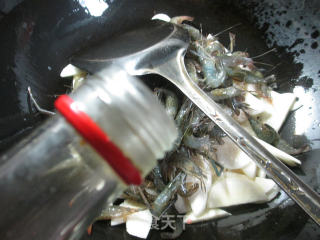 茭白炒河虾的做法步骤：4
