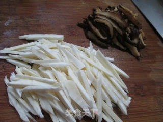 香菇榨菜丝炒茭白的做法步骤：2