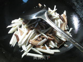 香菇榨菜丝炒茭白的做法步骤：3