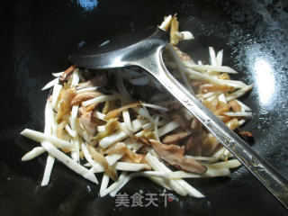香菇榨菜丝炒茭白的做法步骤：4