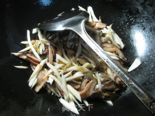 香菇榨菜丝炒茭白的做法步骤：6