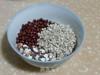 红豆薏仁芡实汤的做法步骤：1