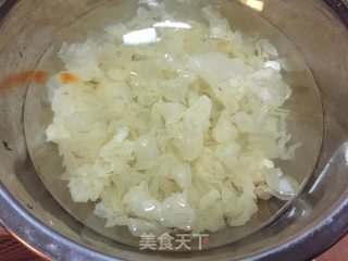 银耳百合枸杞汤的做法步骤：4