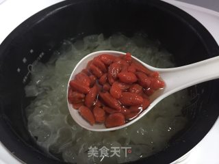 银耳百合枸杞汤的做法步骤：8