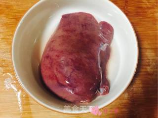 蒜苗炒猪肝的做法步骤：1