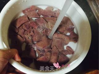 蒜苗炒猪肝的做法步骤：3