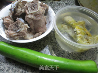 羊尾笋夜开花筒骨汤的做法步骤：1