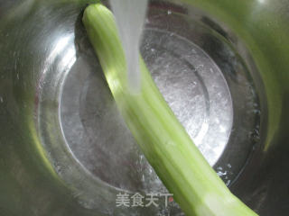 羊尾笋夜开花筒骨汤的做法步骤：2