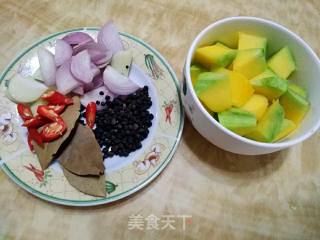 芒果香煎脆骨肉排的做法步骤：1