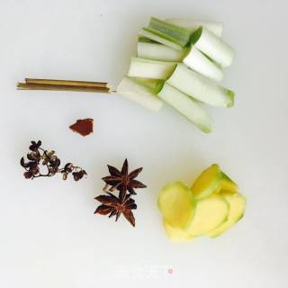 冬瓜排骨汤的做法步骤：1