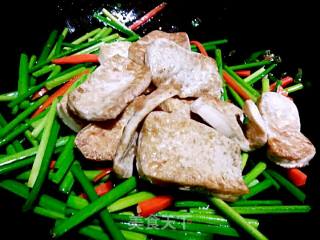 韭菜花煮豆腐的做法步骤：5