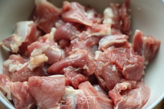 孜然牙签羊肉的做法步骤：1