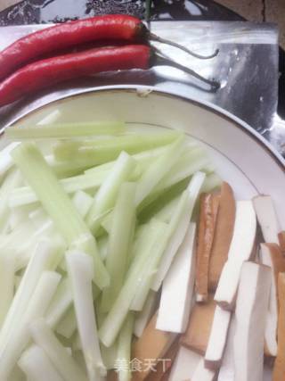 西芹豆腐干的做法步骤：1