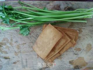 芹菜炒香干的做法步骤：1