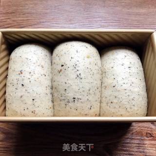 黑芝麻奇亚籽吐司的做法步骤：13