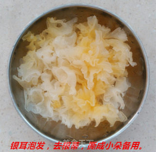 银耳莲子汤的做法步骤：1
