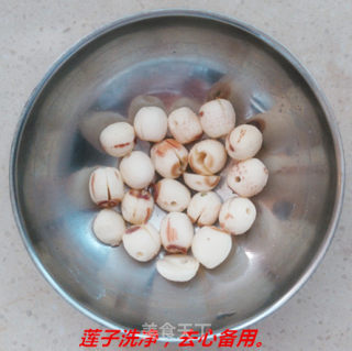 银耳莲子汤的做法步骤：2
