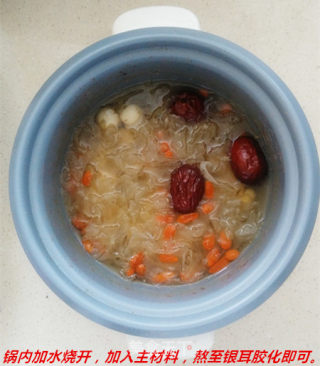银耳莲子汤的做法步骤：5