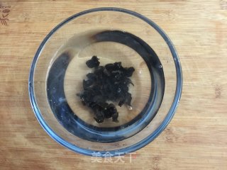木耳蒸鸡脚的做法步骤：2