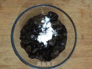 木耳蒸鸡脚的做法步骤：3