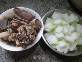 冬瓜筒骨汤的做法步骤：1
