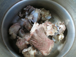 冬瓜筒骨汤的做法步骤：2
