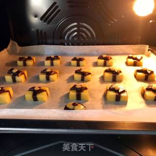 双色礼物曲奇饼干的做法步骤：20